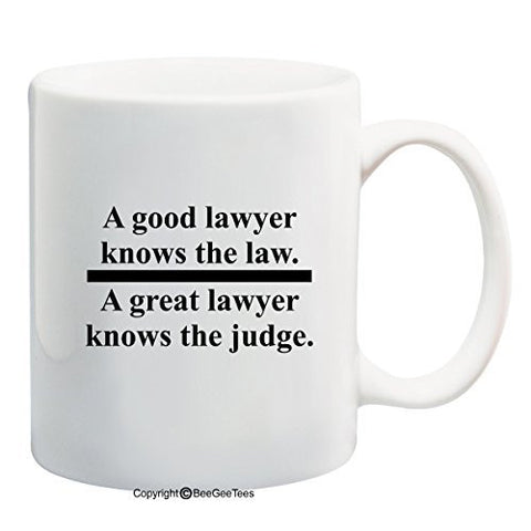 A GOOD LAWYER KNOWS THE LAW A GREAT LAWYER KNOWS THE JUDGE 15 oz Funny Mug by BeeGeeTees