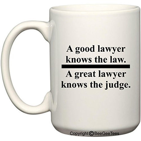 A GOOD LAWYER KNOWS THE LAW A GREAT LAWYER KNOWS THE JUDGE 15 oz Funny Mug by BeeGeeTees